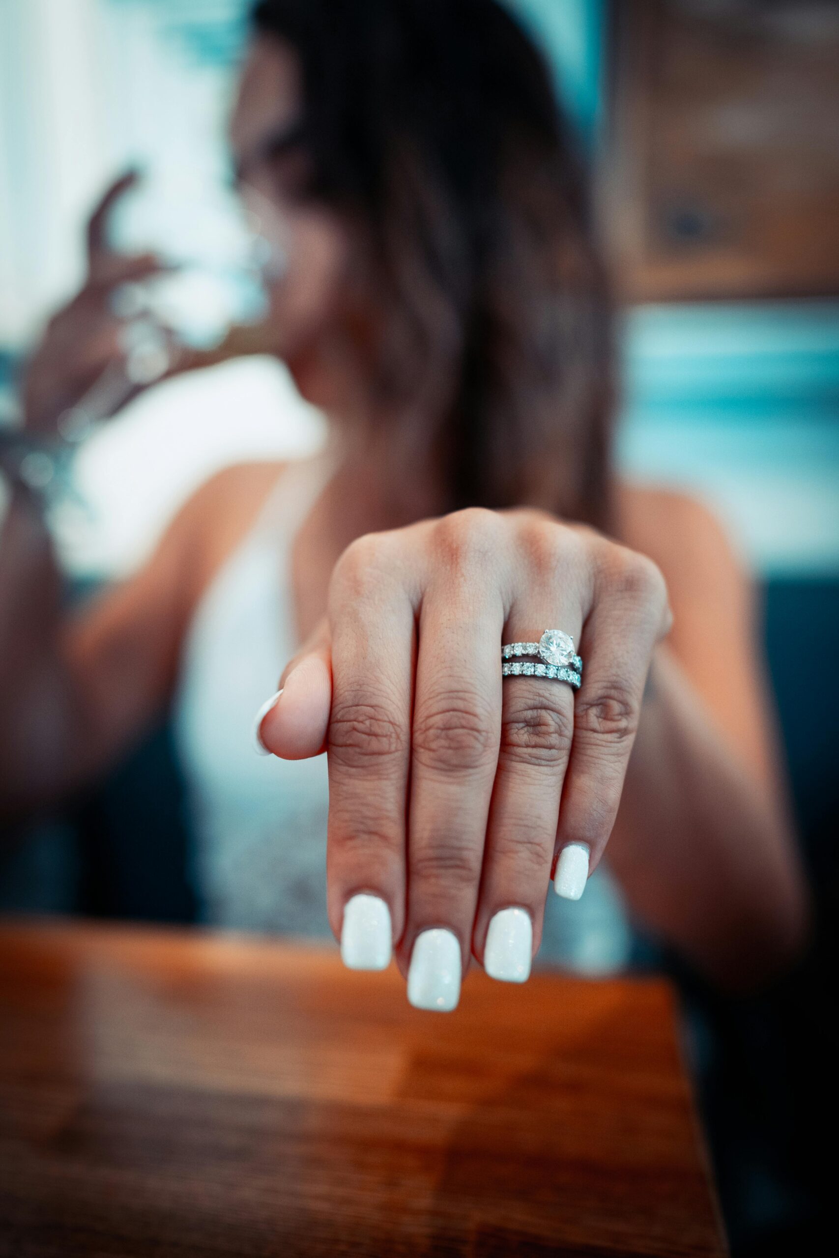 Solidność i trwałość w IzuBeauty – efekty, które zostają z Tobą na dłużej Biały manicure z pierścionkami na dłoni – elegancka stylizacja paznokci