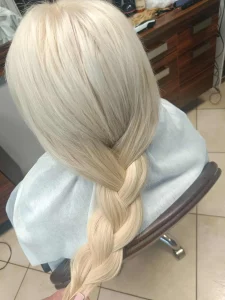 Platynowy blond – gładka stylizacja i klasyczny warkocz wykonany w salonie fryzjerskim IzuBeauty