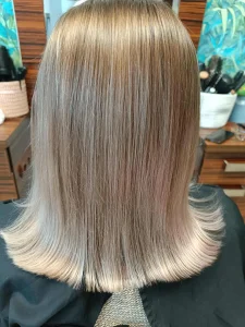 Efekt koloryzacji blond po metamorfozie – chłodny blond z naturalnym przejściem kolorów w salonie IzuBeauty