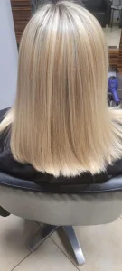 Koloryzacja blond z refleksami i naturalnym przejściem kolorów