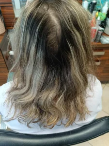 Włosy przed koloryzacją – odrosty i nierówny blond przed metamorfozą w salonie IzuBeauty