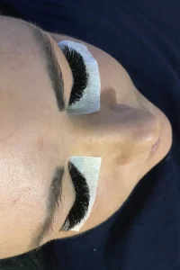 Przedłużanie rzęs – profesjonalny zabieg stylizacji rzęs w salonie Izu Beauty